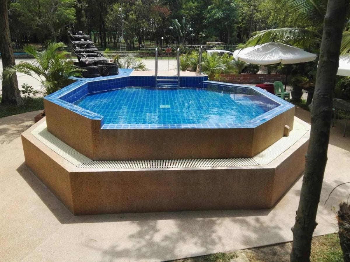Hotel Isaan Perazim Park Roi Et Exteriér fotografie